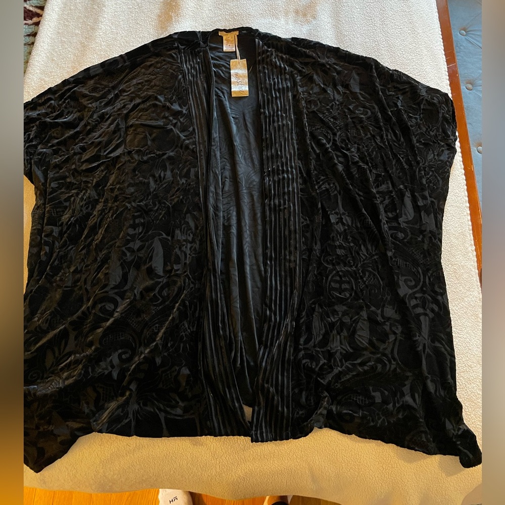 NWT Mystre black velvet flowy women’s poncho